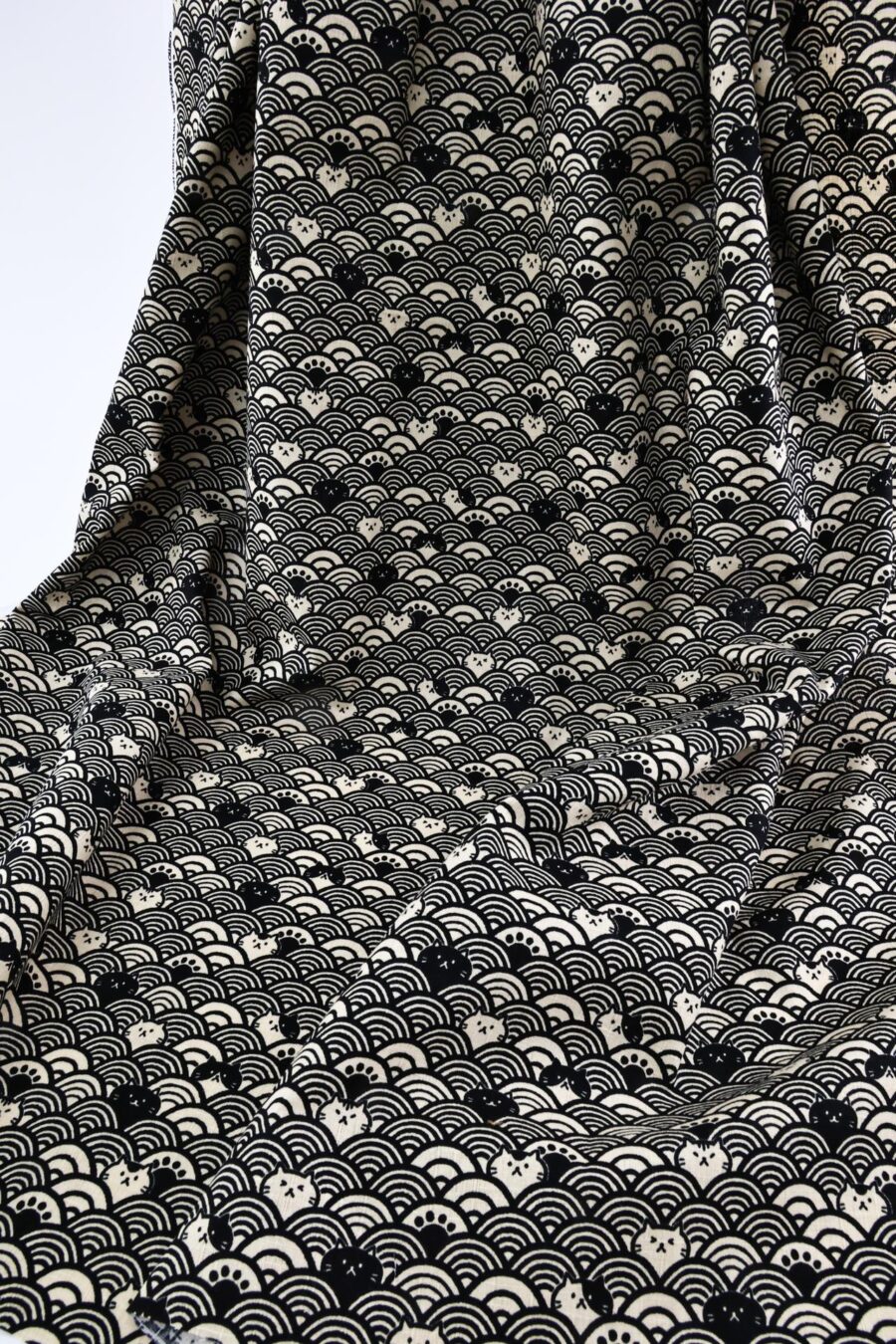 Tissu Maneki Neko Seigaiha noir beige