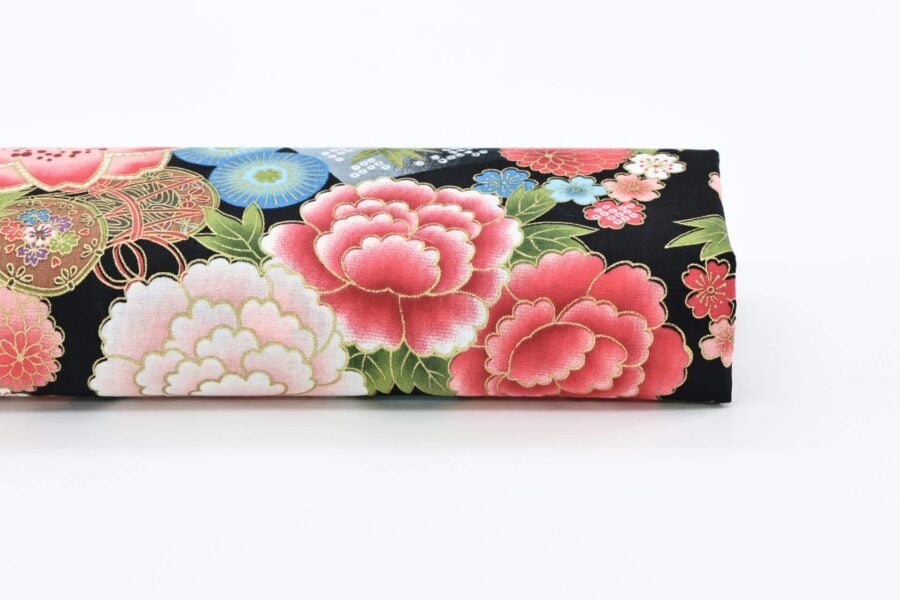 Étoffe florale japonaise colorée sur fond noir. japanese fabric
