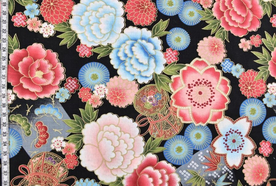 Étoffe florale japonaise colorée sur fond noir. japanese fabric