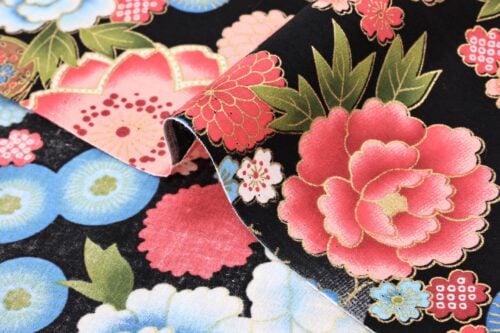 Étoffe florale japonaise colorée sur fond noir. japanese fabric
