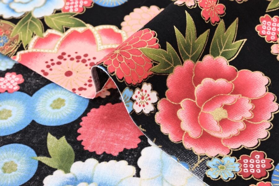 Étoffe florale japonaise colorée sur fond noir. japanese fabric