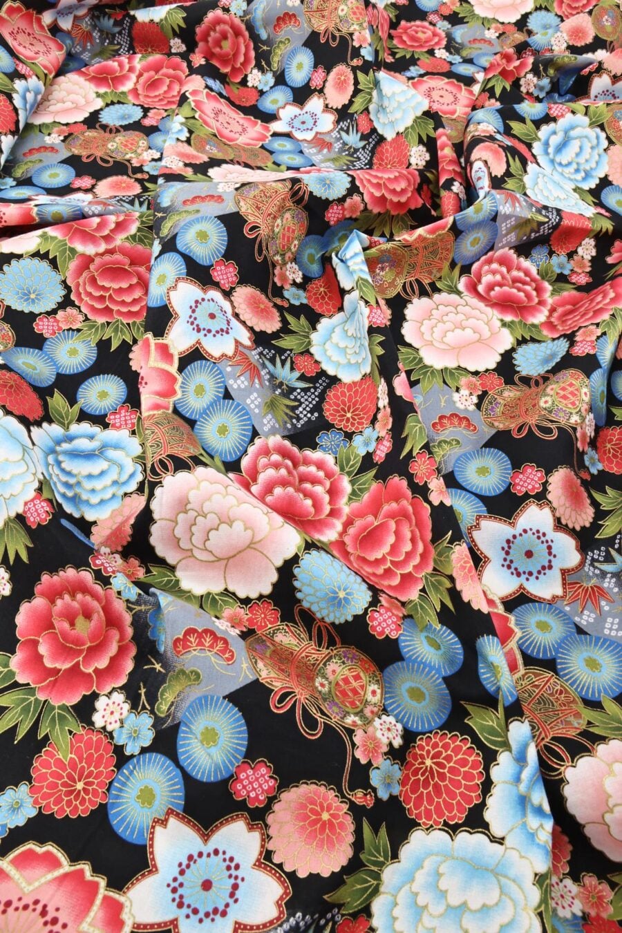 Étoffe florale japonaise colorée sur fond noir. japanese fabric