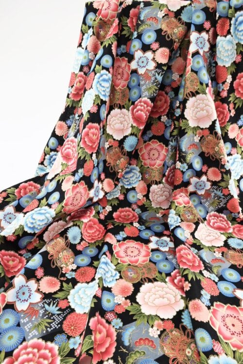 Étoffe florale japonaise colorée sur fond noir. japanese fabric