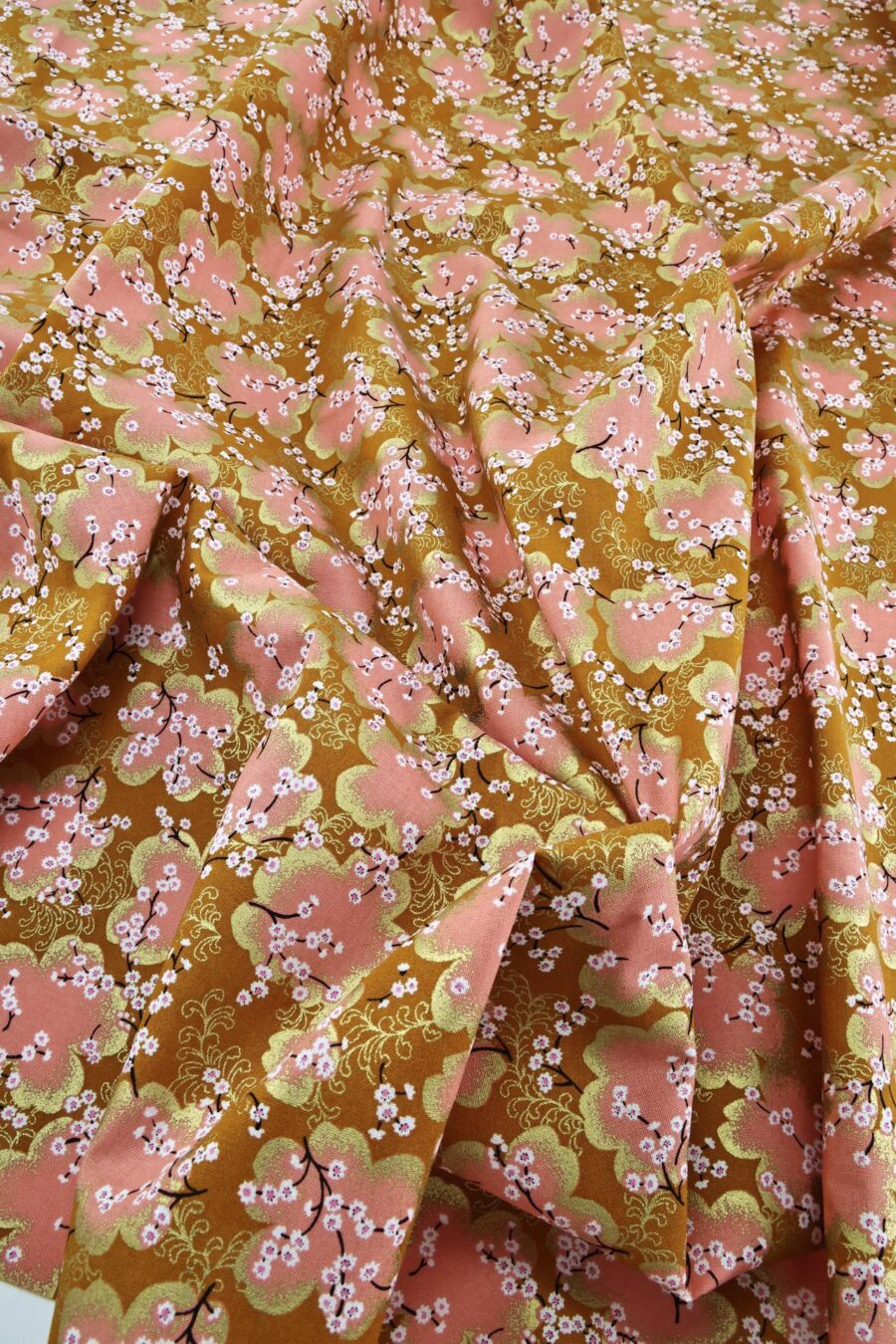 Tissu Japonais Ume rose doré fond orange. Japanese fabric