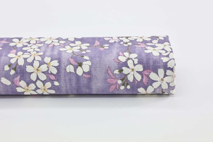 Tissu Japonais cerisier en floraison fond violet. Japanese fabric