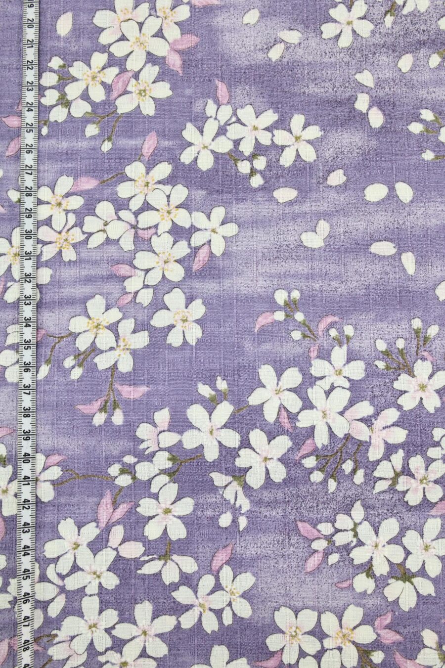 Tissu Japonais cerisier en floraison fond violet. Japanese fabric