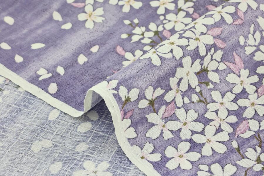 Tissu Japonais cerisier en floraison fond violet. Japanese fabric