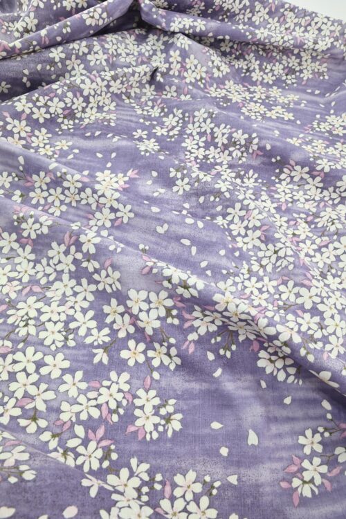 Tissu Japonais cerisier en floraison fond violet. Japanese fabric