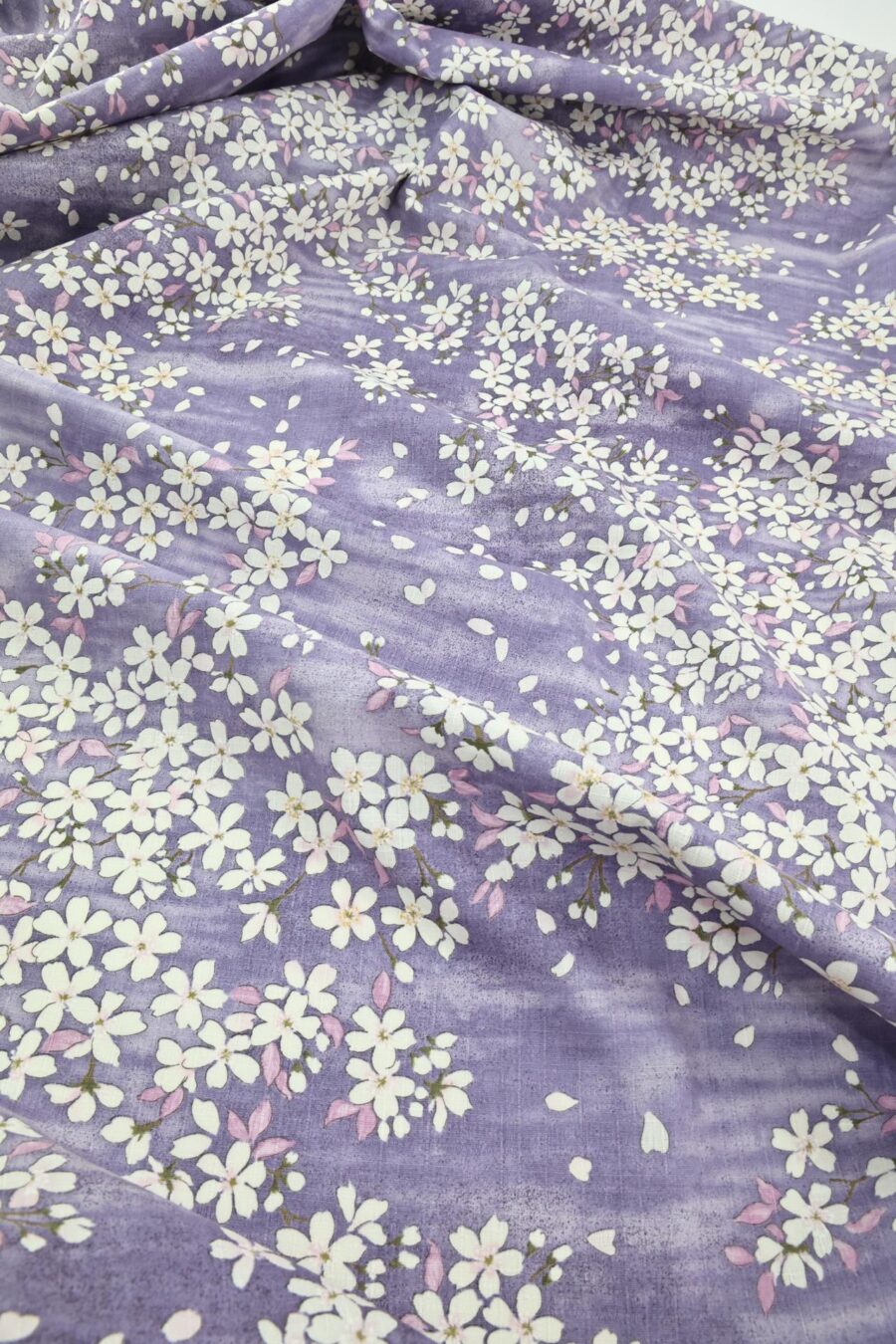 Tissu Japonais cerisier en floraison fond violet. Japanese fabric