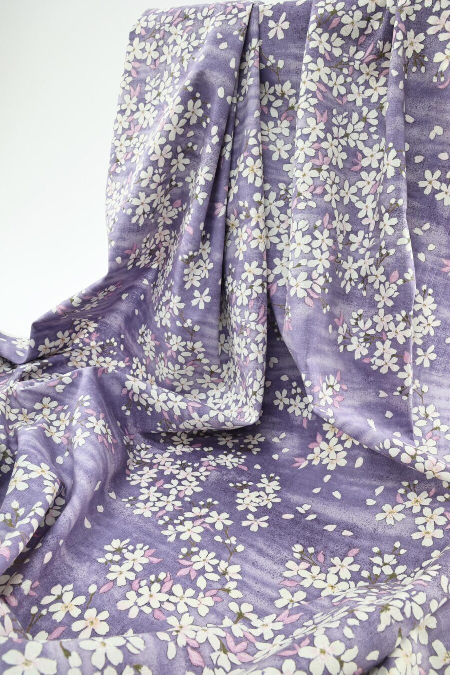 Tissu Japonais cerisier en floraison fond violet. Japanese fabric