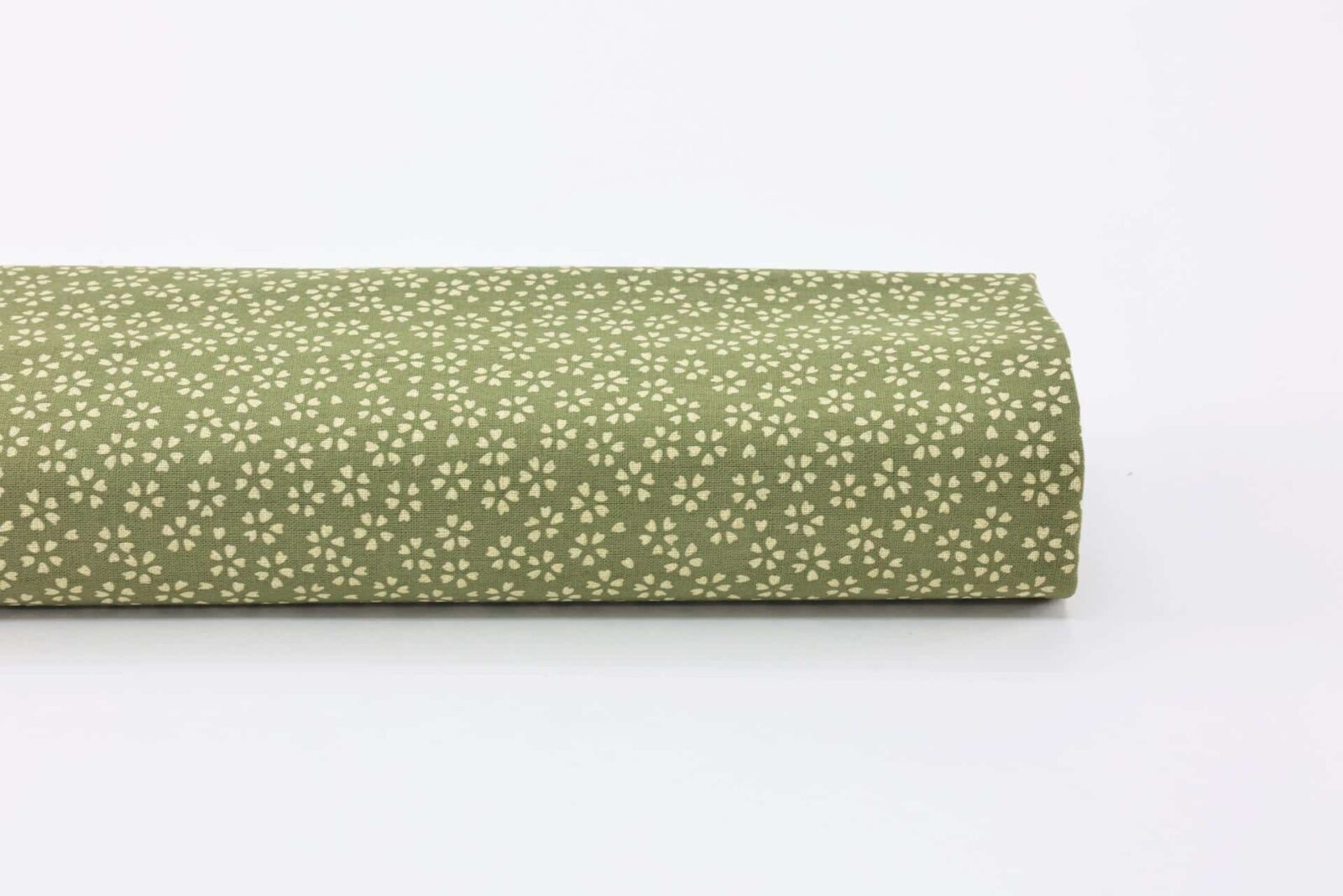 Tissu Sevenberry Sakura écru fond vert. Japanese sakura fabric