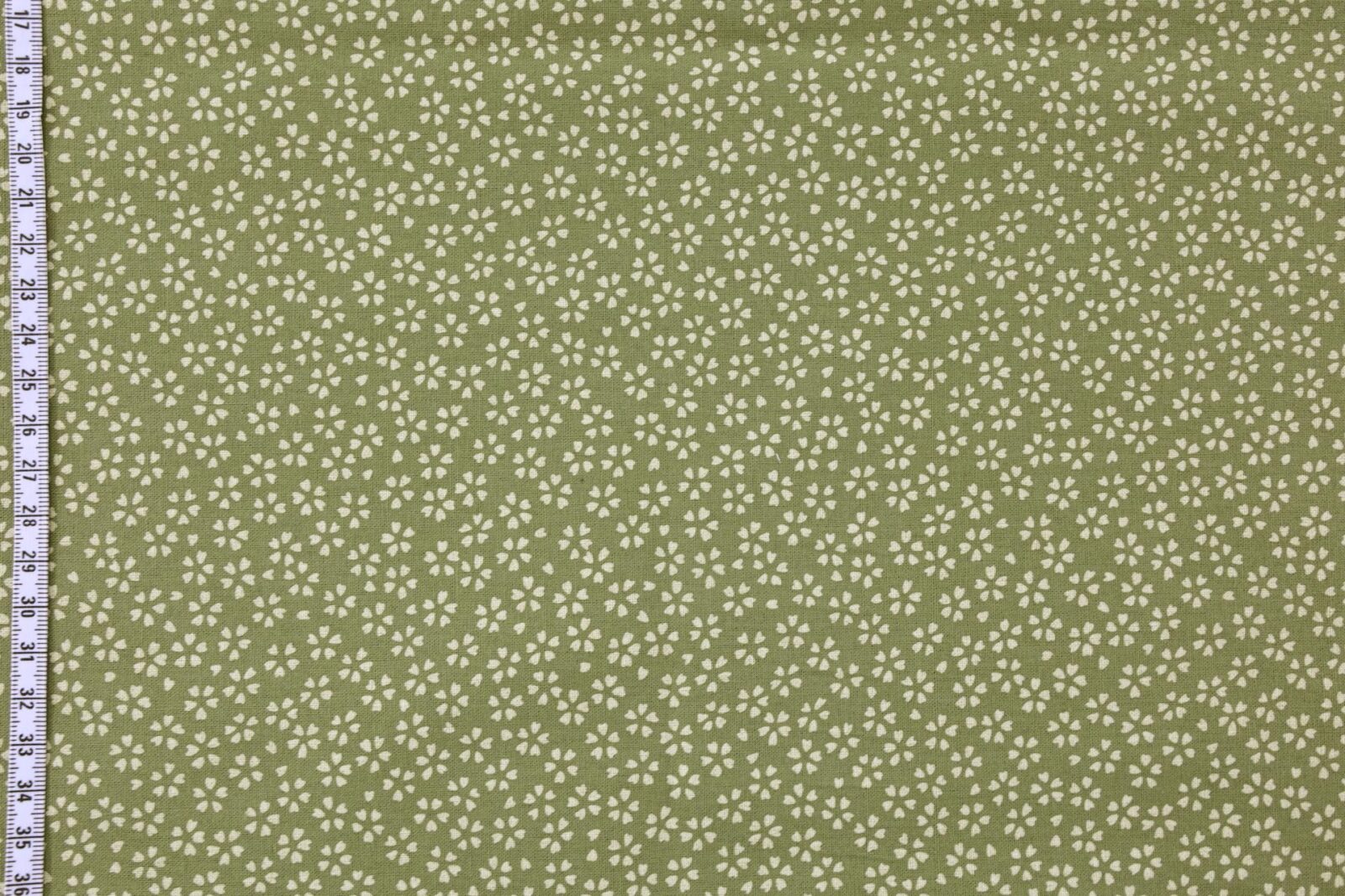 Tissu Sevenberry Sakura écru fond vert. Japanese sakura fabric