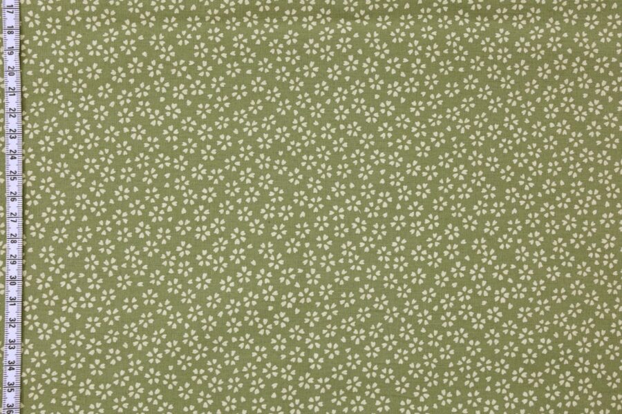 Tissu Sevenberry Sakura écru fond vert. Japanese sakura fabric
