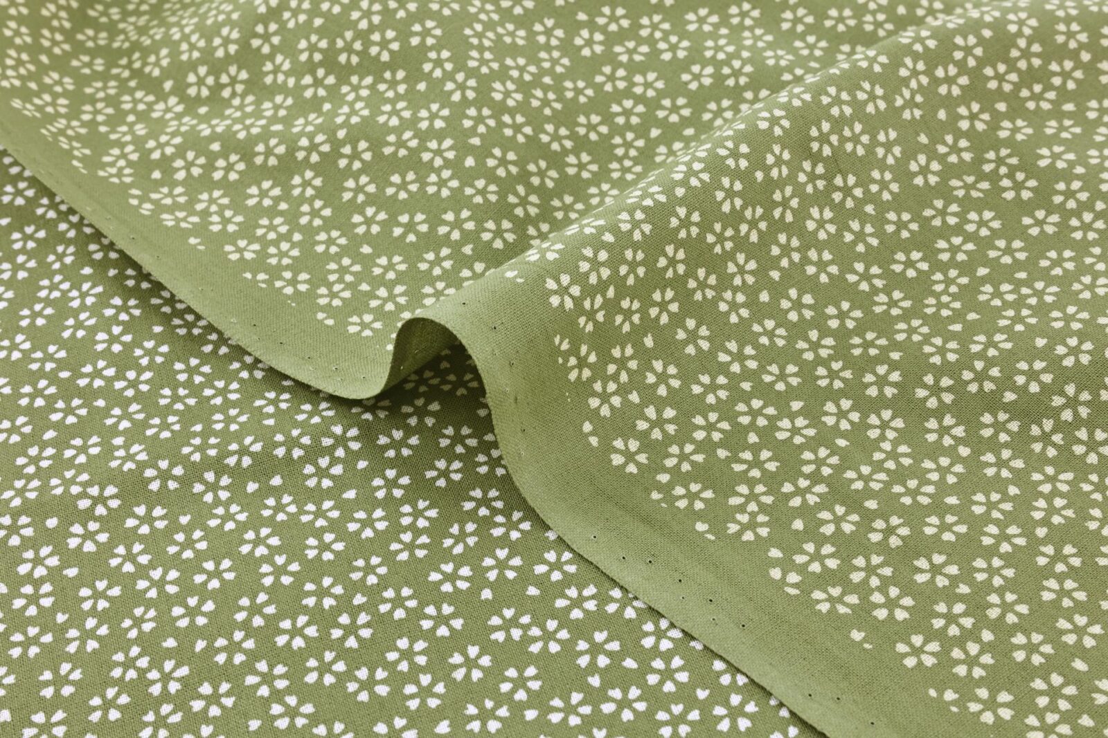 Tissu Sevenberry Sakura écru fond vert. Japanese sakura fabric