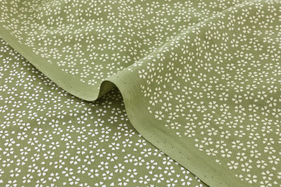 Tissu Sevenberry Sakura écru fond vert. Japanese sakura fabric