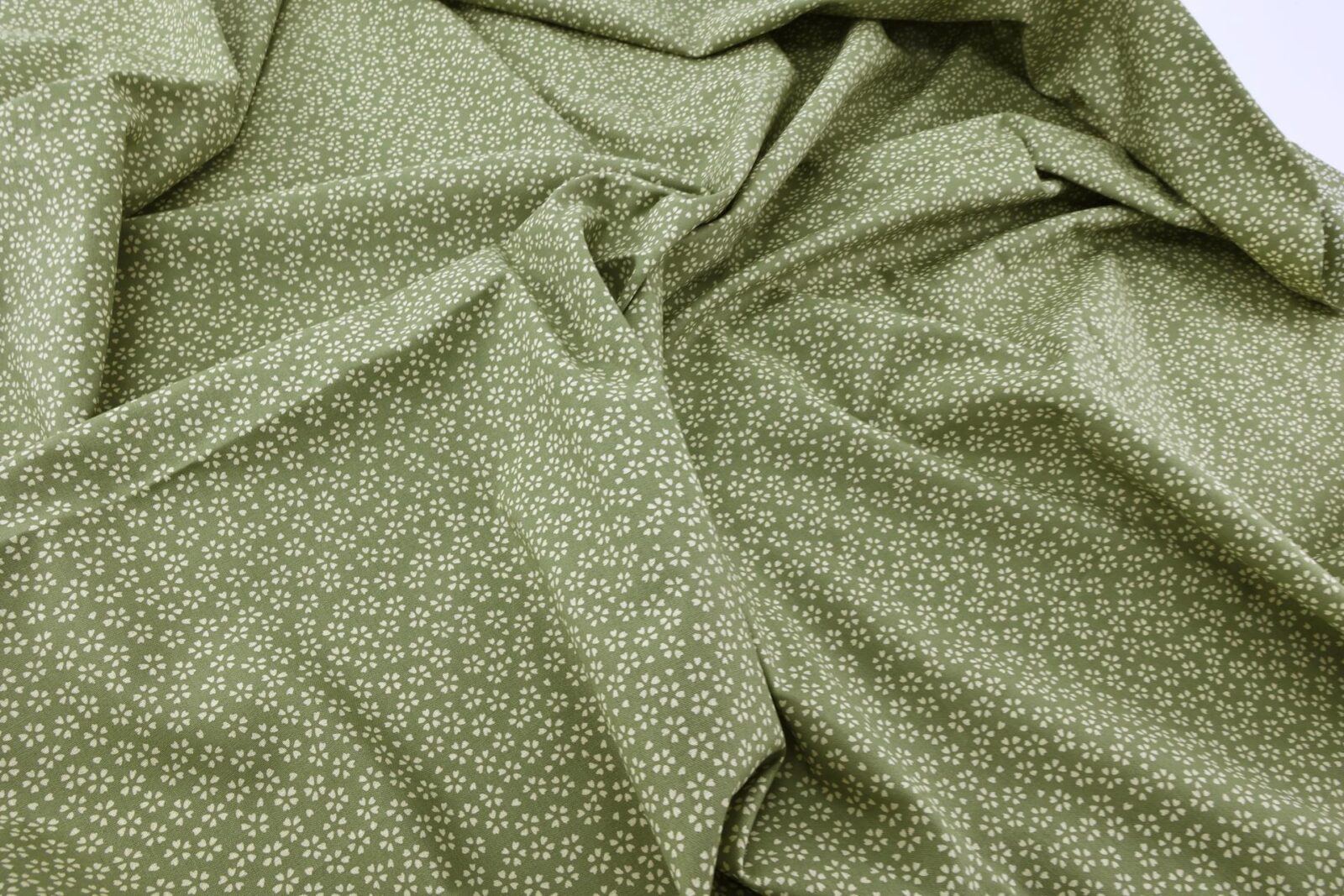 Tissu Sevenberry Sakura écru fond vert. Japanese sakura fabric