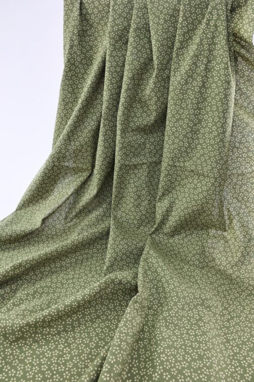 Tissu Sevenberry Sakura écru fond vert. Japanese sakura fabric