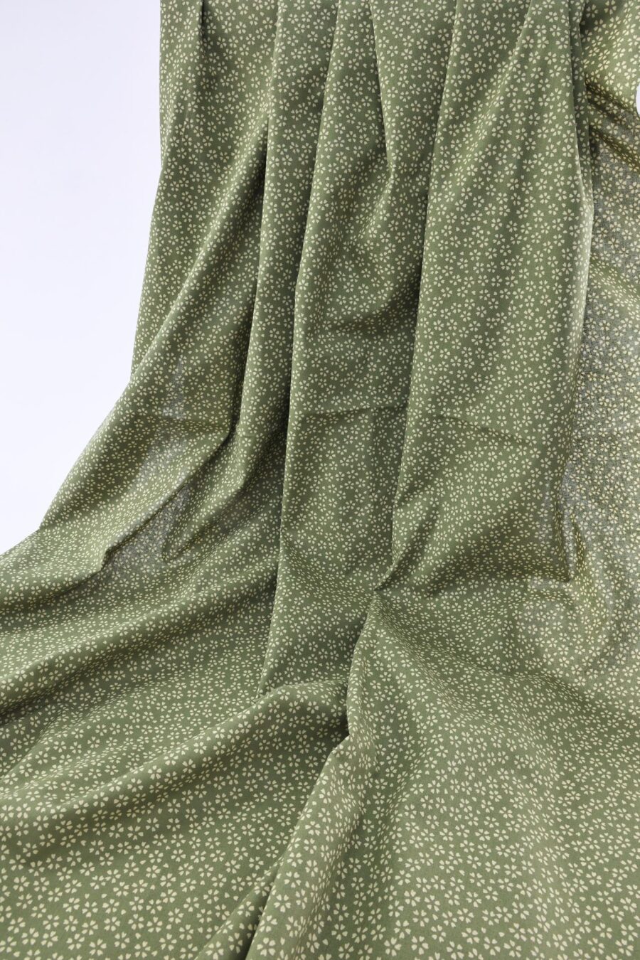 Tissu Sevenberry Sakura écru fond vert. Japanese sakura fabric