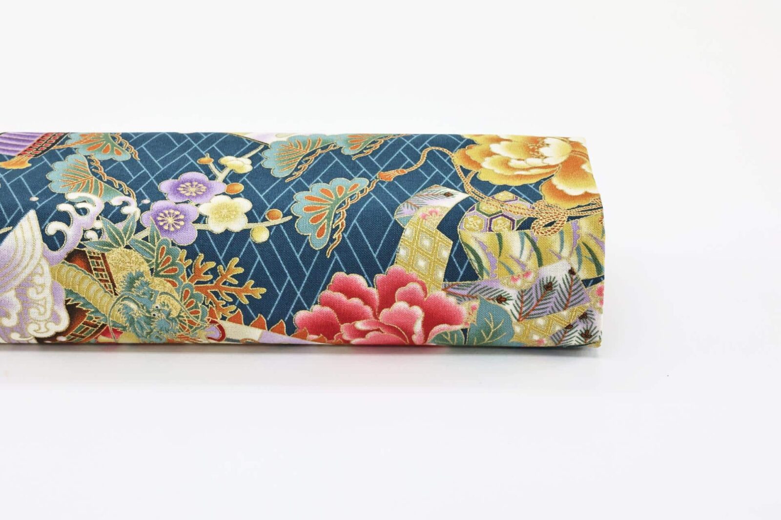 Tissu japonais coloré avec motifs floraux et Ō-yoroi. Japanese fabric