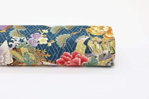 Tissu japonais coloré avec motifs floraux et Ō-yoroi. Japanese fabric