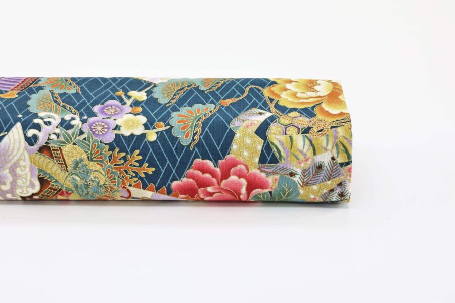 Tissu japonais coloré avec motifs floraux et Ō-yoroi. Japanese fabric