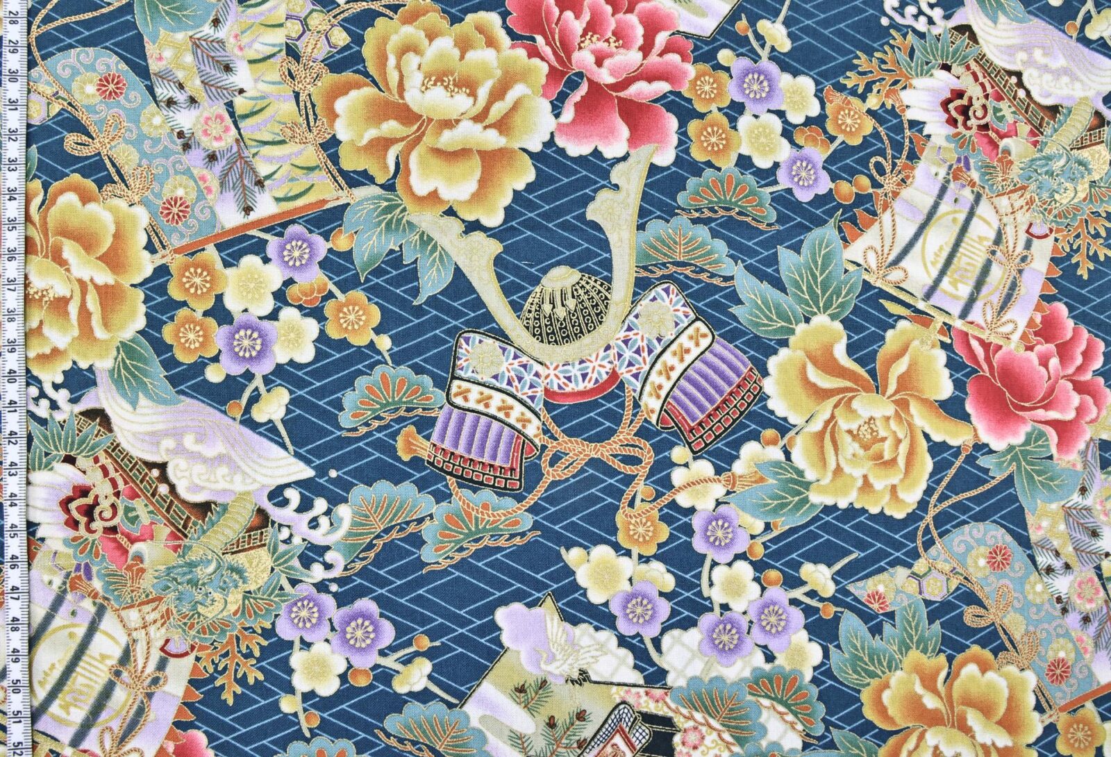 Tissu japonais coloré avec motifs floraux et Ō-yoroi. Japanese fabric