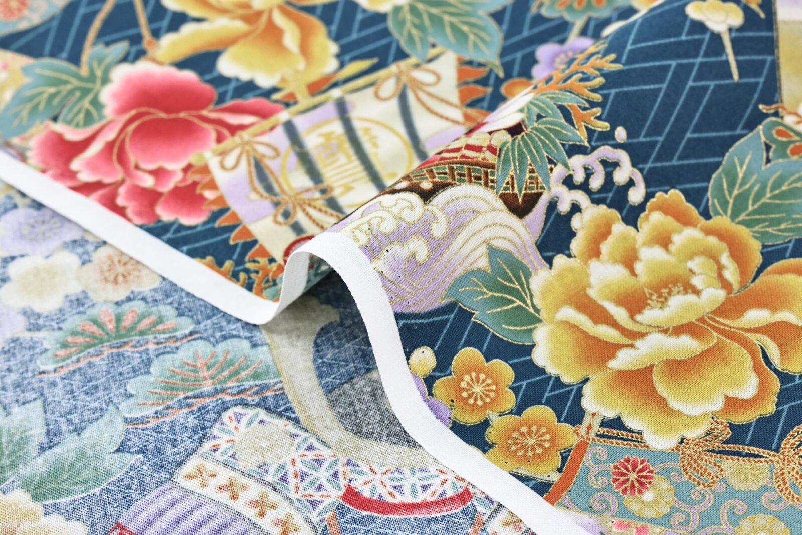 Tissu japonais coloré avec motifs floraux et Ō-yoroi. Japanese fabric