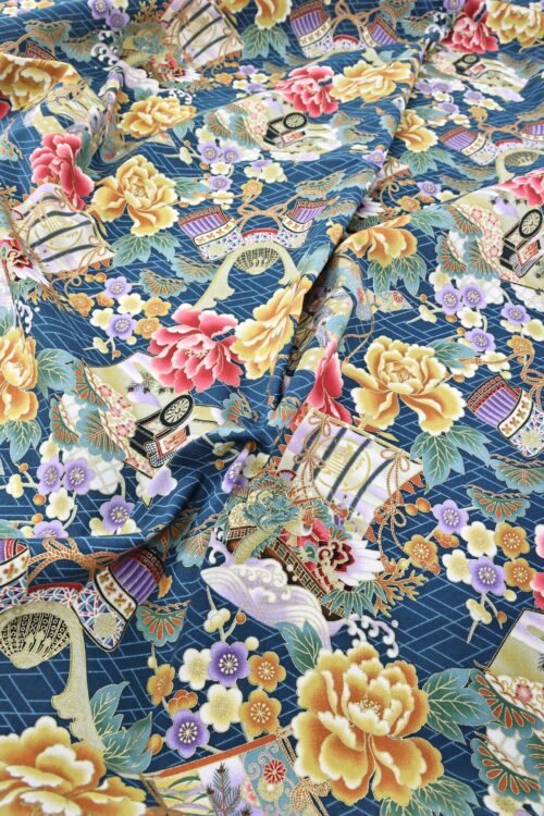 Tissu japonais coloré avec motifs floraux et Ō-yoroi. Japanese fabric