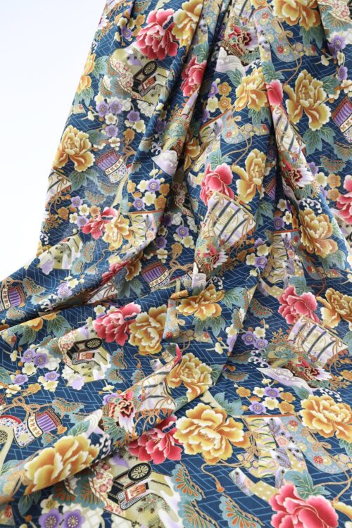 Tissu japonais coloré avec motifs floraux et Ō-yoroi. Japanese fabric