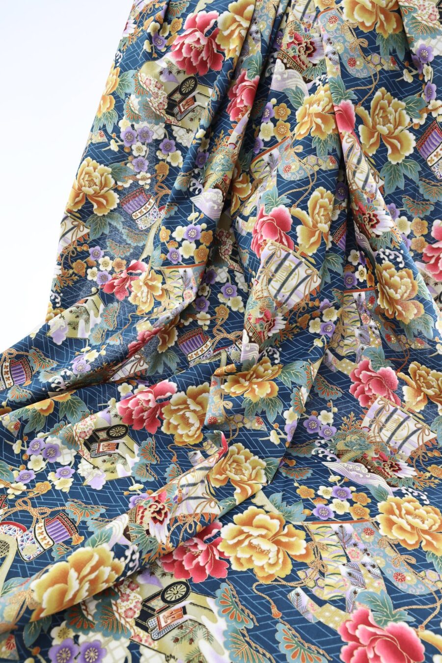 Tissu japonais coloré avec motifs floraux et Ō-yoroi. Japanese fabric
