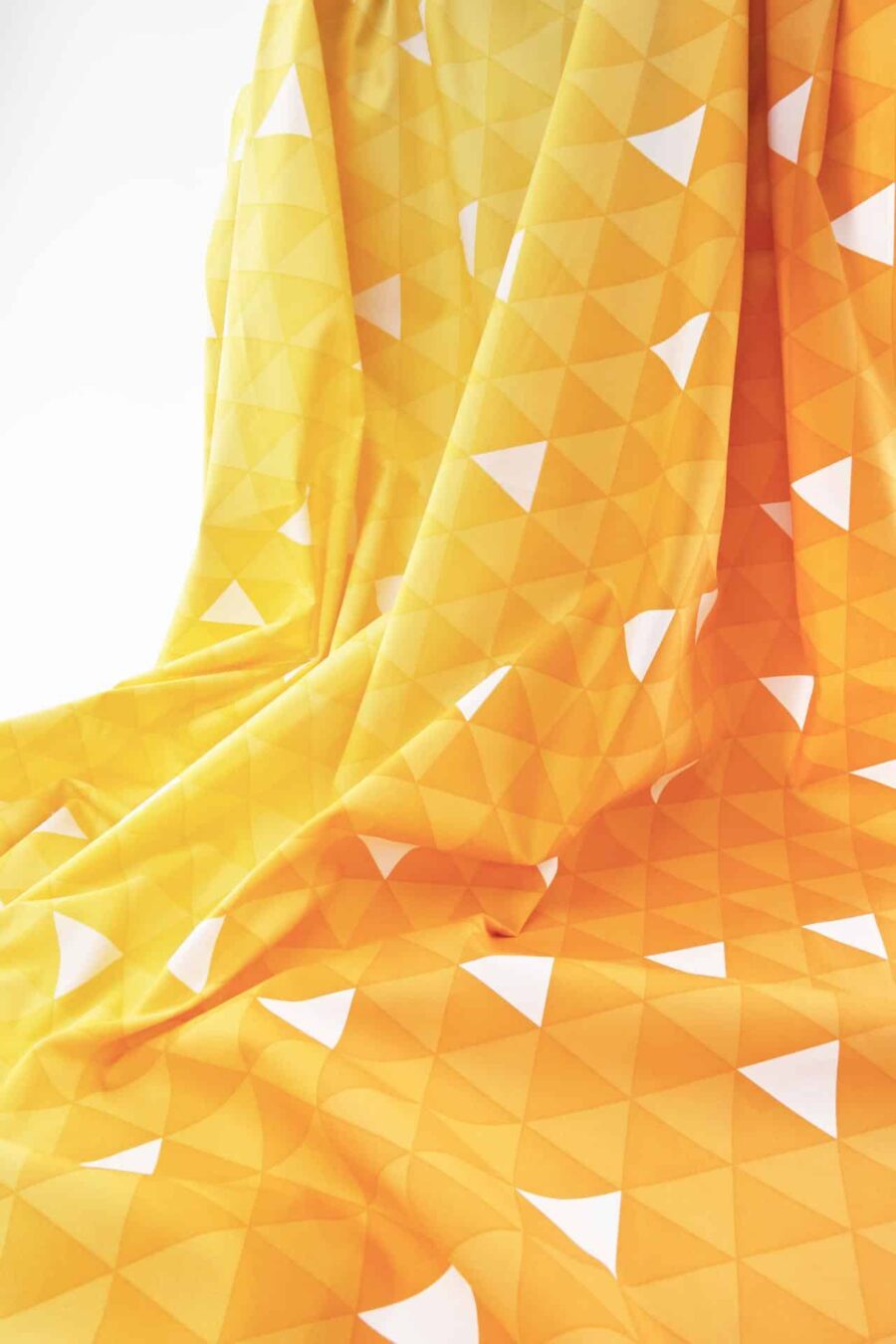 https://diydistrict.com/wp-content/uploads/2023/10/Tissu-manga-Japonais-Uroko-jaune-orange.-Manga-fabric-3.jpg