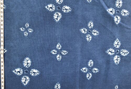 Tissu Japonais imprimé fleur style shibori bleu clair. Japanese fabric