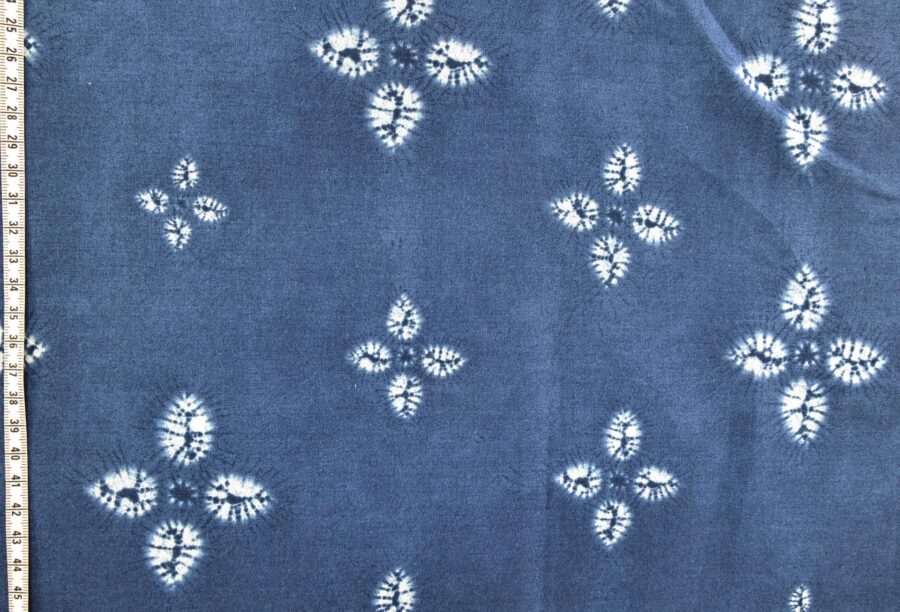 Tissu Japonais imprimé fleur style shibori bleu clair. Japanese fabric