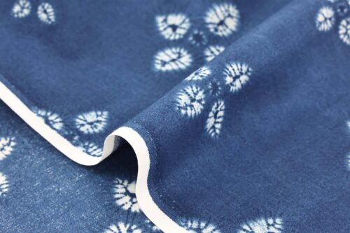 Tissu Japonais imprimé fleur style shibori bleu clair. Japanese fabric