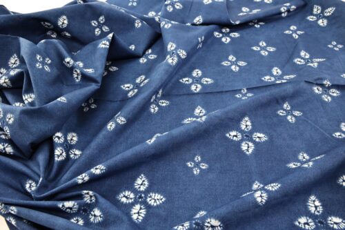 Tissu Japonais imprimé fleur style shibori bleu clair. Japanese fabric