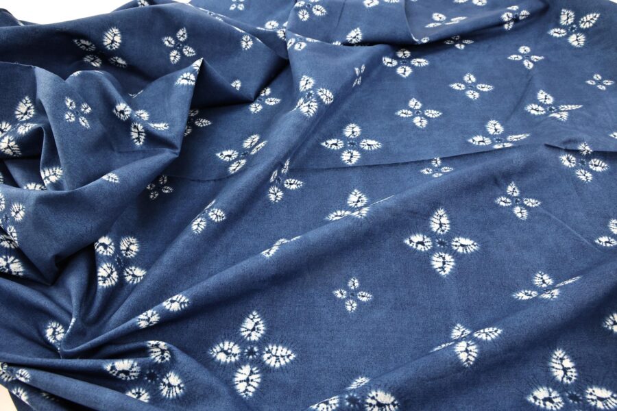 Tissu Japonais imprimé fleur style shibori bleu clair. Japanese fabric