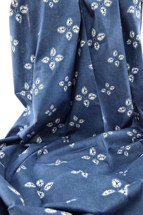 Tissu Japonais imprimé fleur style shibori bleu clair. Japanese fabric