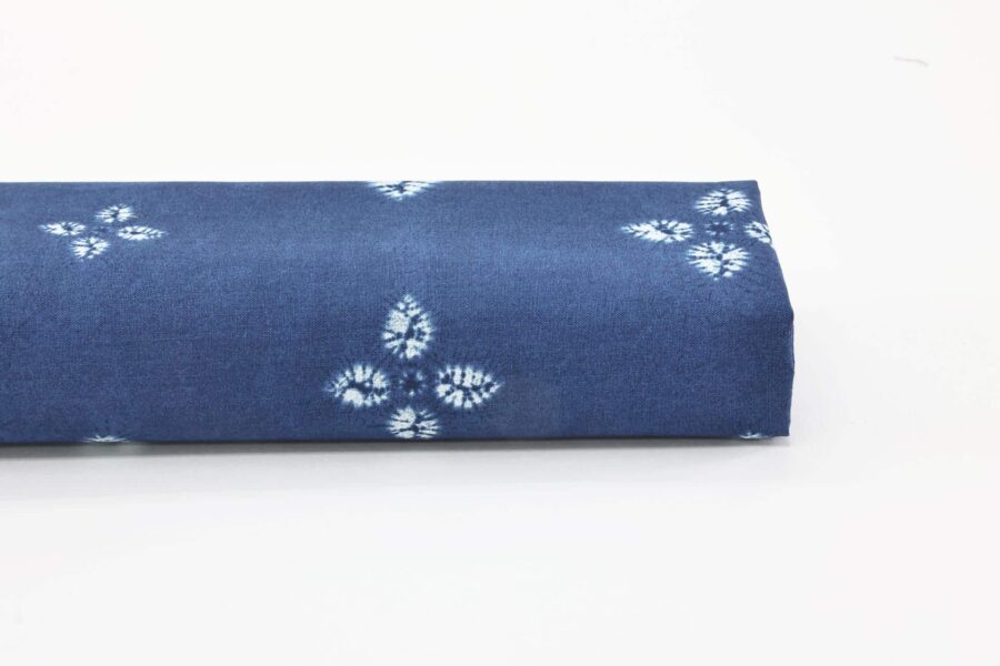 Tissu Japonais imprimé fleur style shibori bleu clair. Japanese fabric