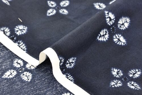 Tissu Japonais imprimé fleur style shibori bleu marine. Japanese fabric