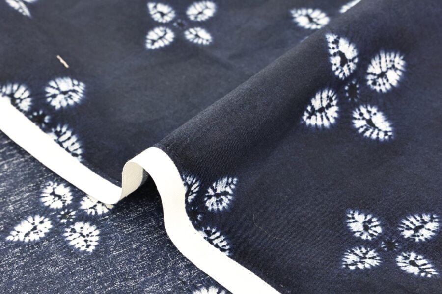 Tissu Japonais imprimé fleur style shibori bleu marine. Japanese fabric