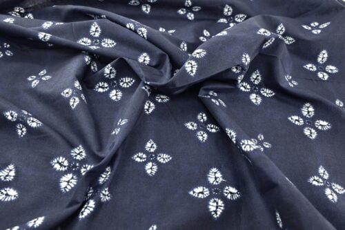 Tissu Japonais imprimé fleur style shibori bleu marine. Japanese fabric