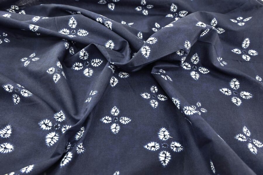 Tissu Japonais imprimé fleur style shibori bleu marine. Japanese fabric