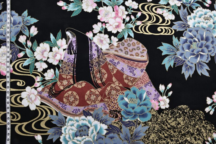 Tissu japonais Dame Murasaki et fleurs colorées fond noir. Ce tissu japonais capture l'essence de l'élégance traditionnelle
