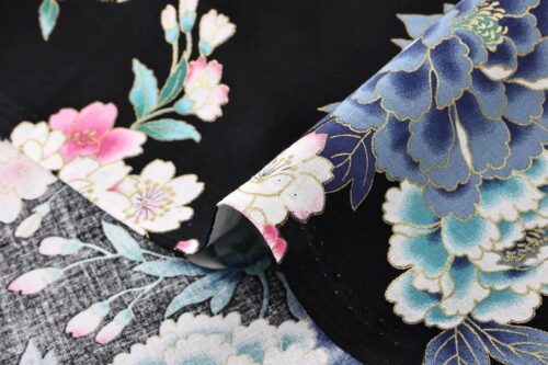 Tissu japonais Dame Murasaki et fleurs colorées fond noir. Ce tissu japonais capture l'essence de l'élégance traditionnelle