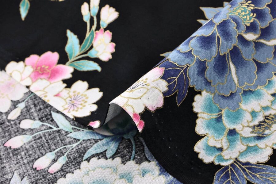 Tissu japonais Dame Murasaki et fleurs colorées fond noir. Ce tissu japonais capture l'essence de l'élégance traditionnelle