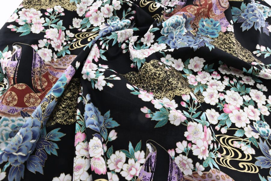 Tissu japonais Dame Murasaki et fleurs colorées fond noir. Ce tissu japonais capture l'essence de l'élégance traditionnelle