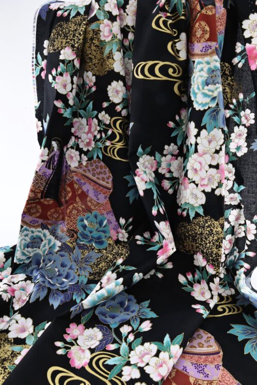 Tissu japonais Dame Murasaki et fleurs colorées fond noir. Ce tissu japonais capture l'essence de l'élégance traditionnelle