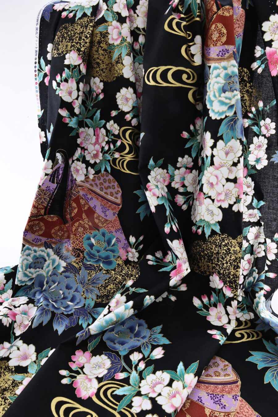 Tissu japonais Dame Murasaki et fleurs colorées fond noir. Ce tissu japonais capture l'essence de l'élégance traditionnelle