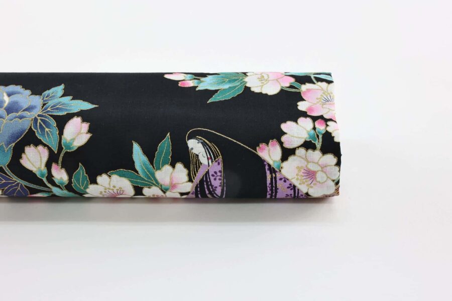 Tissu japonais Dame Murasaki et fleurs colorées fond noir. Ce tissu japonais capture l'essence de l'élégance traditionnelle