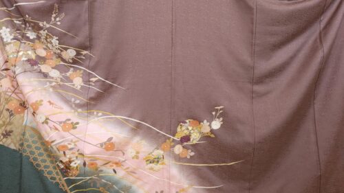 Houmongi in mauve brocade with flowers
